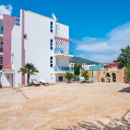 Apartments Vila A1 Dobra Voda Luaran gambar