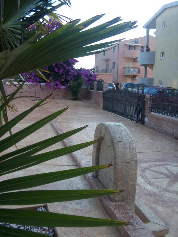 Apartments Vila A1 Dobra Voda Luaran gambar
