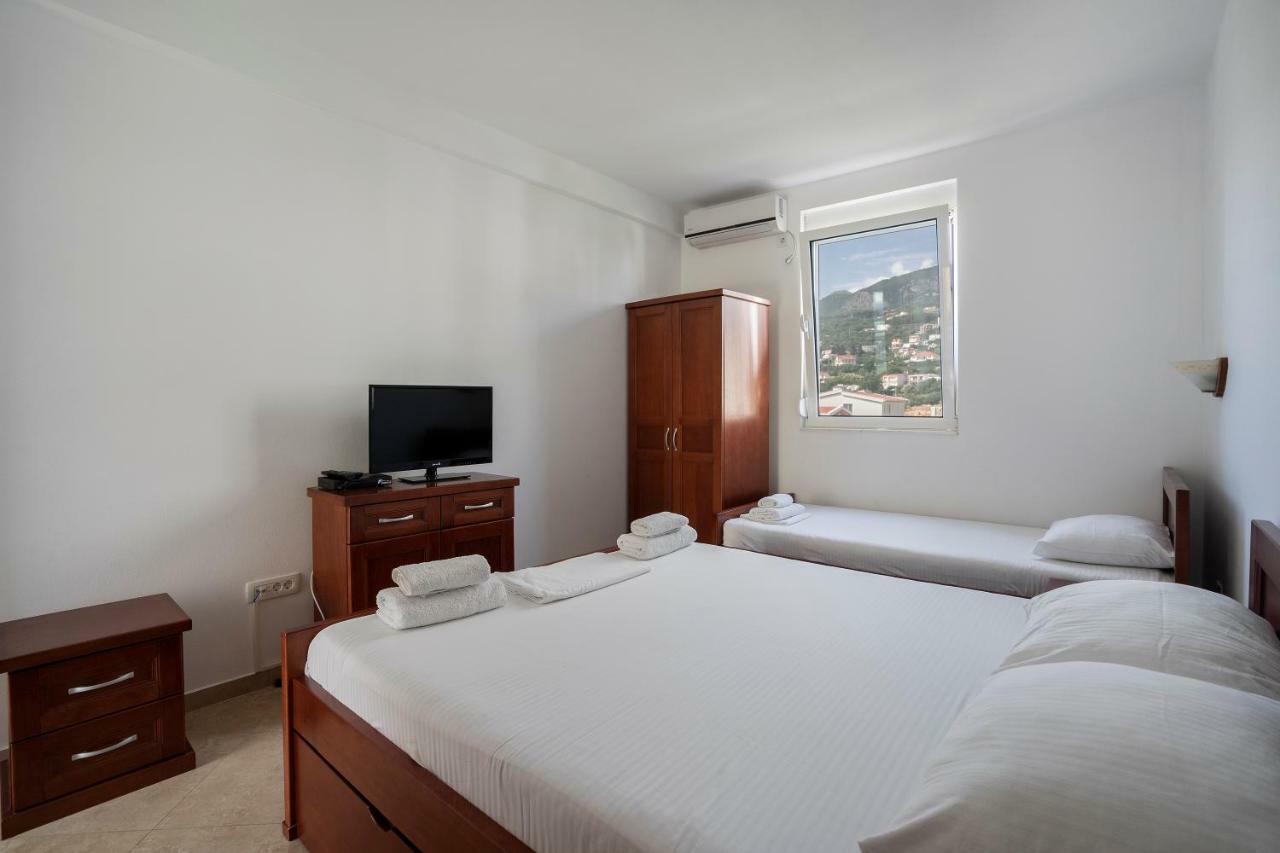Apartments Vila A1 Dobra Voda Luaran gambar