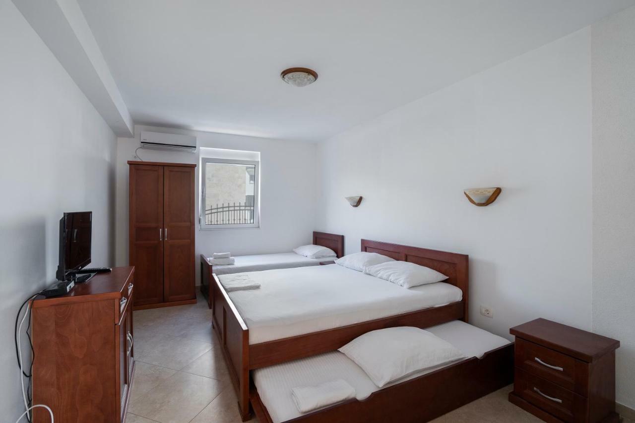 Apartments Vila A1 Dobra Voda Luaran gambar