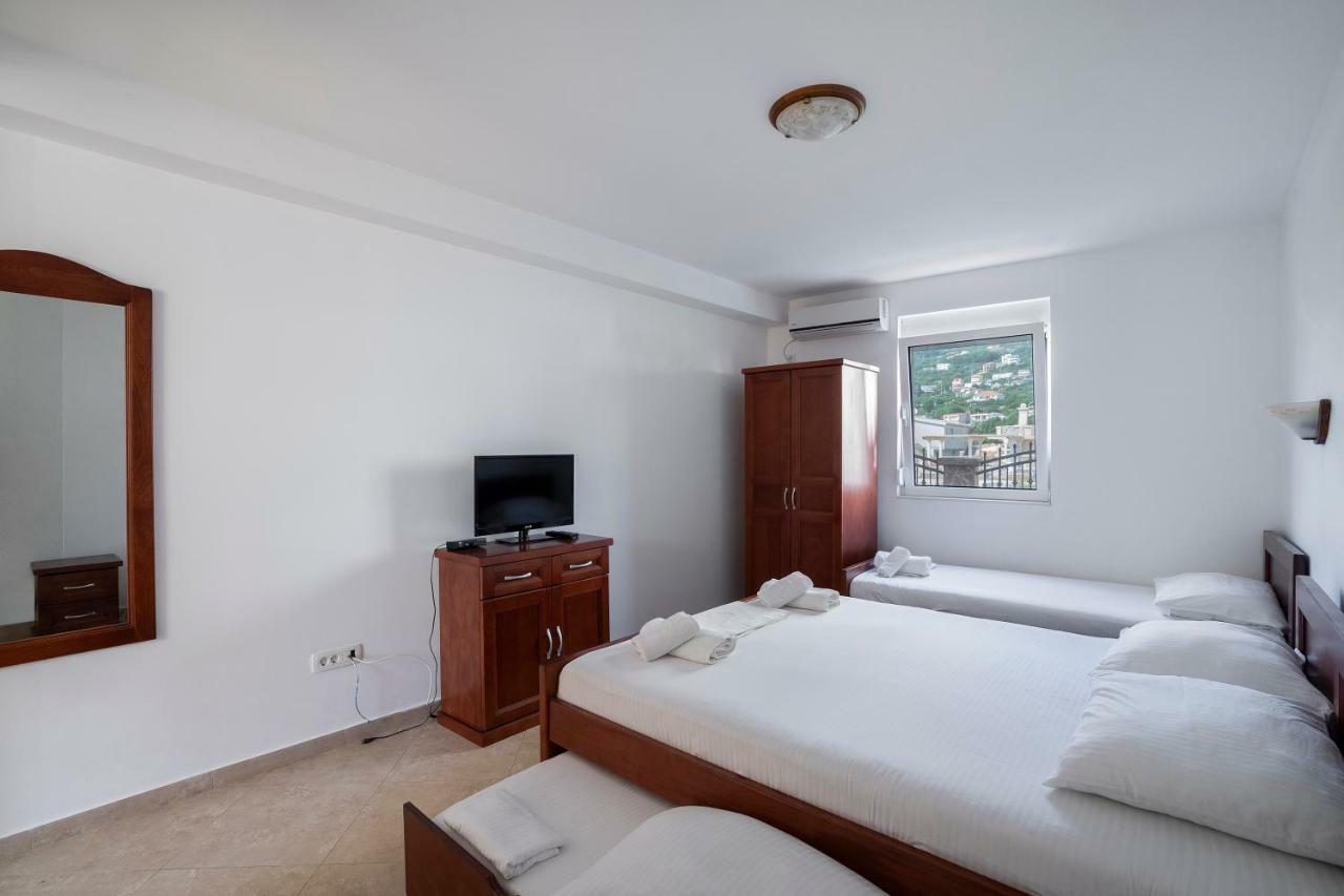 Apartments Vila A1 Dobra Voda Luaran gambar