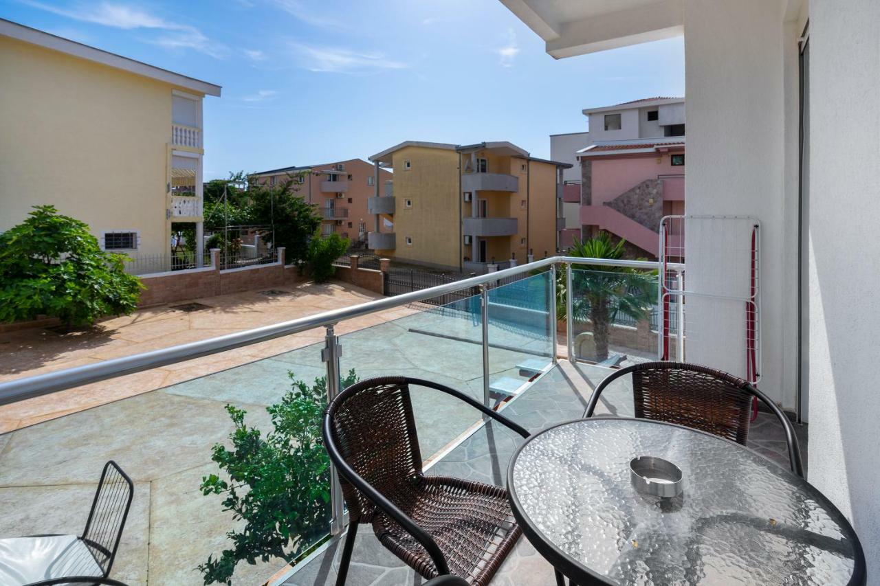 Apartments Vila A1 Dobra Voda Luaran gambar