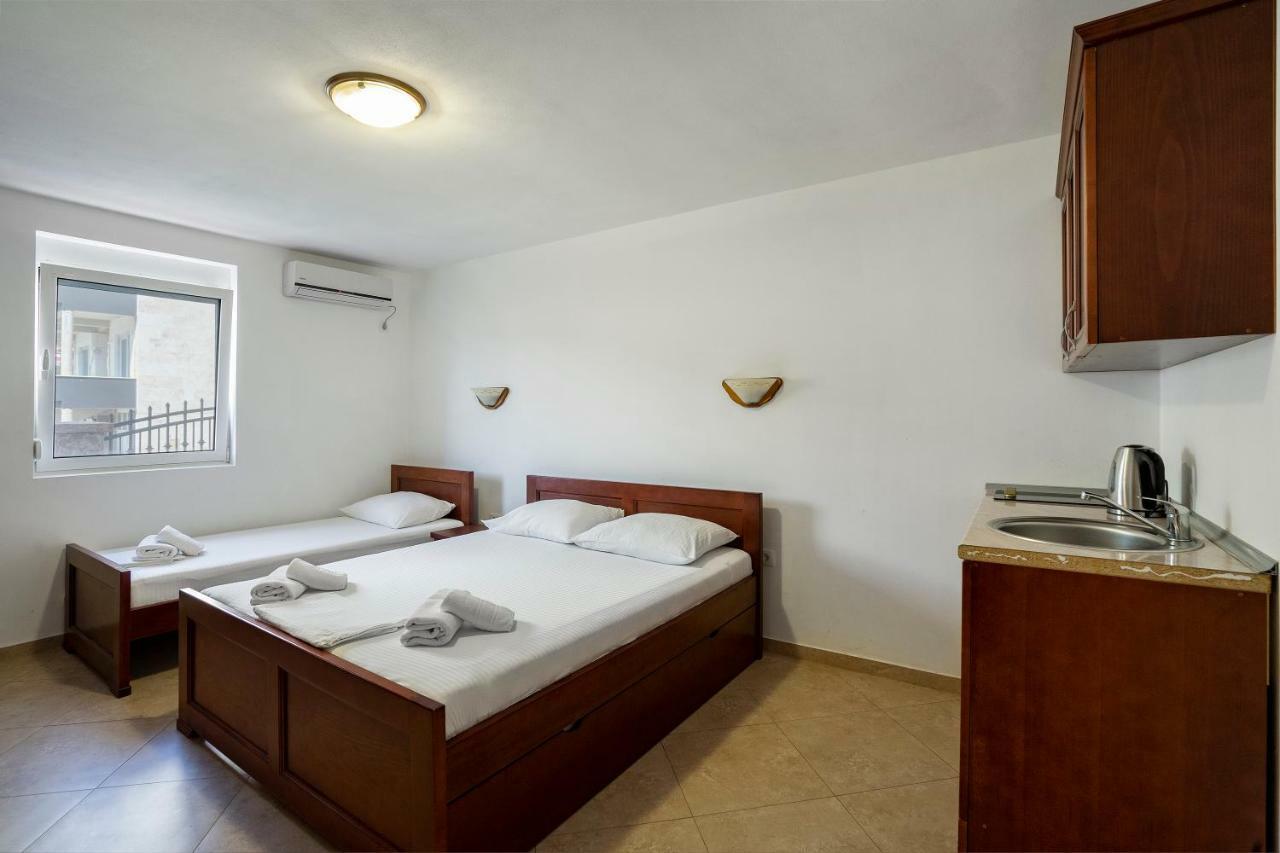 Apartments Vila A1 Dobra Voda Luaran gambar