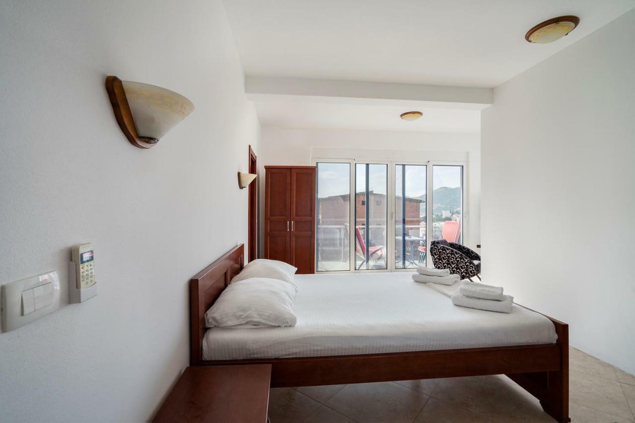 Apartments Vila A1 Dobra Voda Luaran gambar