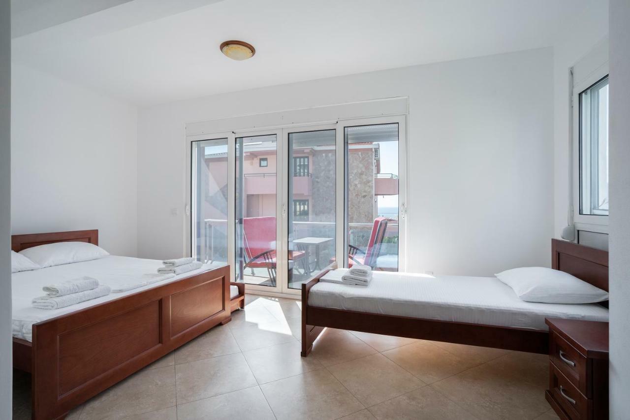 Apartments Vila A1 Dobra Voda Luaran gambar