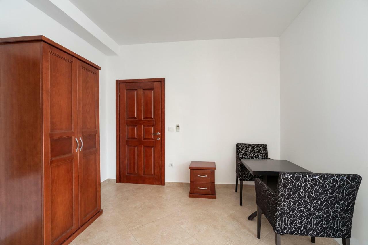Apartments Vila A1 Dobra Voda Luaran gambar