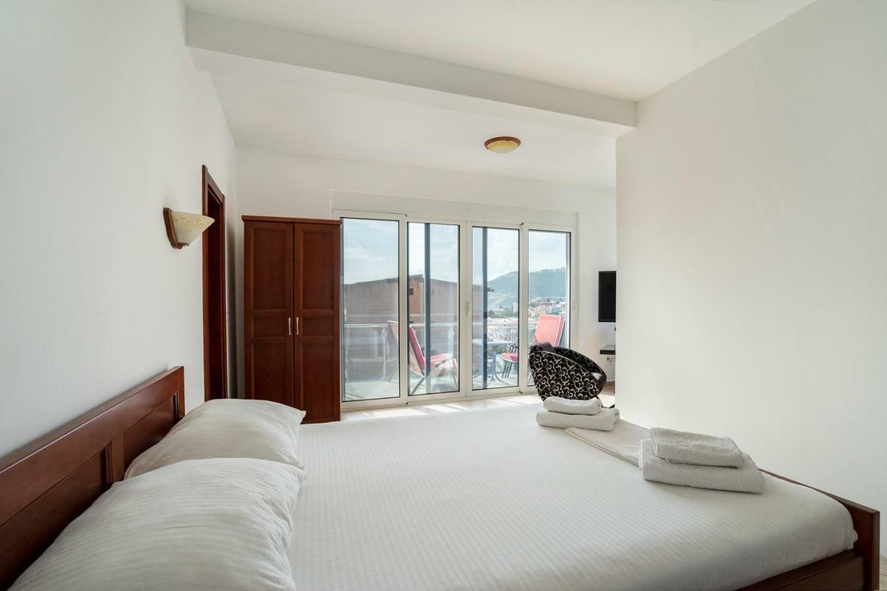 Apartments Vila A1 Dobra Voda Luaran gambar