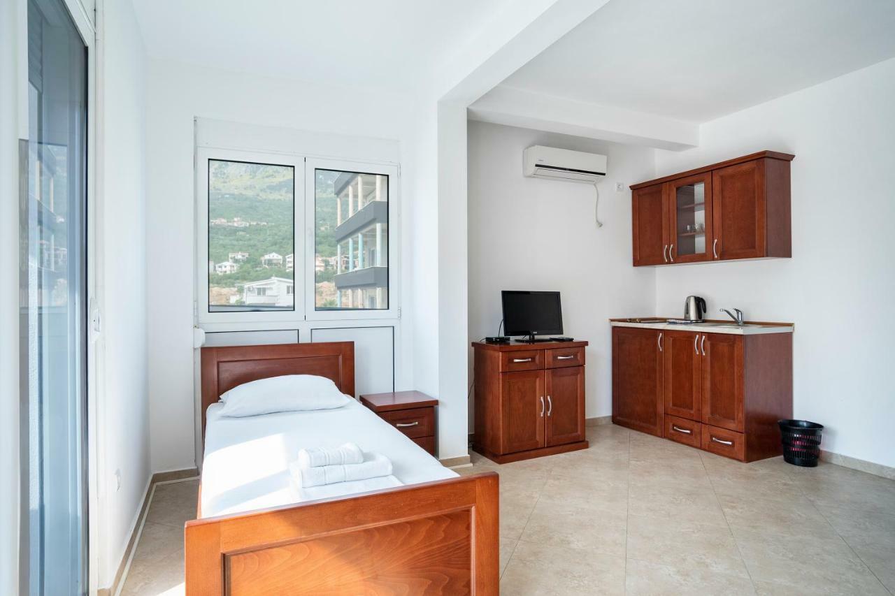 Apartments Vila A1 Dobra Voda Luaran gambar
