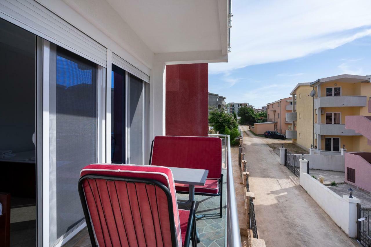 Apartments Vila A1 Dobra Voda Luaran gambar