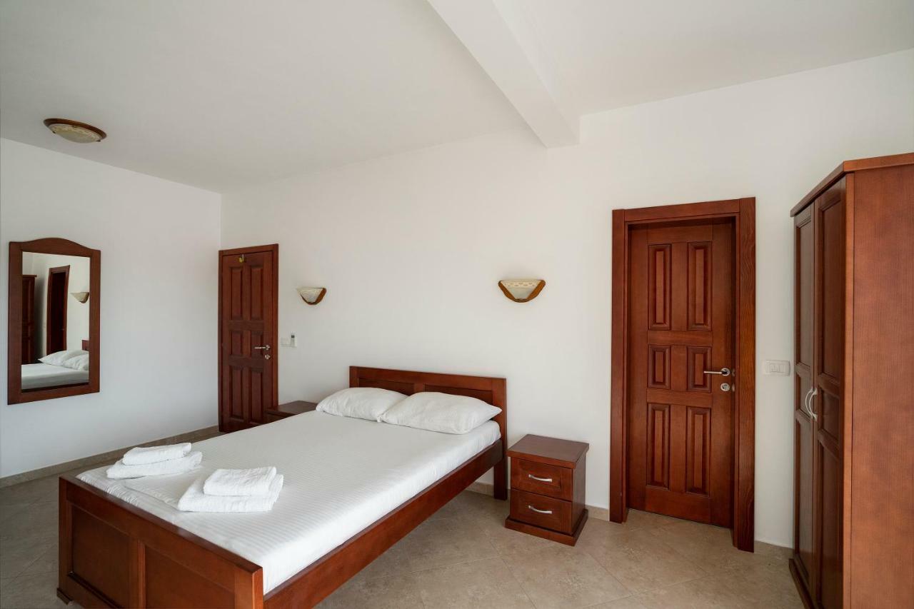 Apartments Vila A1 Dobra Voda Luaran gambar
